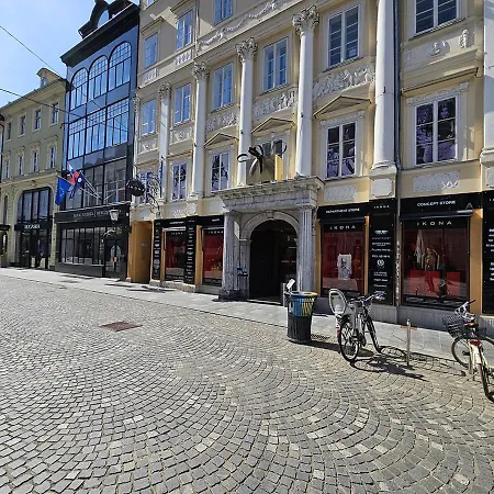 Ula Tour As By Town Hall In Center *